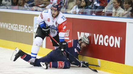Eisbären-Spieler Spencer Machacek landet nach einem Rempler mit Robin Grossmann an der Bande. Foto Juergen Engler