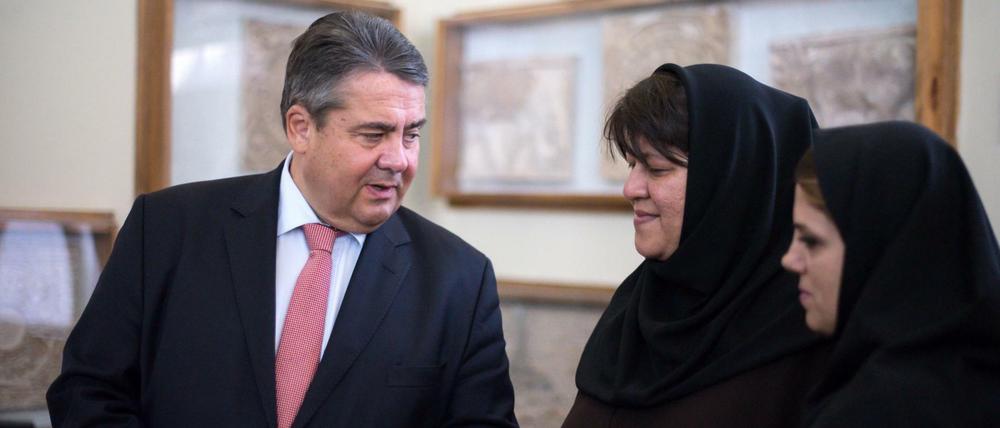 Sigmar Gabriel (SPD) wird von Firouzeh Sepidnameh (2vr) durch das Iranische Nationalmuseum geführt. Der deutsche Wirtschaftsminister ist zu einem zweitägigen Besuch in Teheran.