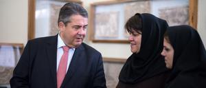 Sigmar Gabriel (SPD) wird von Firouzeh Sepidnameh (2vr) durch das Iranische Nationalmuseum geführt. Der deutsche Wirtschaftsminister ist zu einem zweitägigen Besuch in Teheran.
