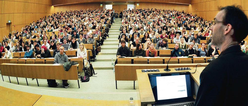 Zahlen ausländische Studierende bald in Baden-Württemberg Gebühren? Im Bild die Uni Tübingen.