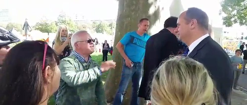 Besorgte Bürger bepöbeln den Dresdner Oberbürgermeister Dirk Hilbert (FDP, rechts im Bild). 