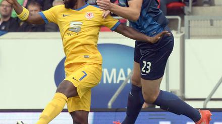 Dominick Kumbela (l.) gelang fü Braunschweig der etwas glückliche Ausgleich.