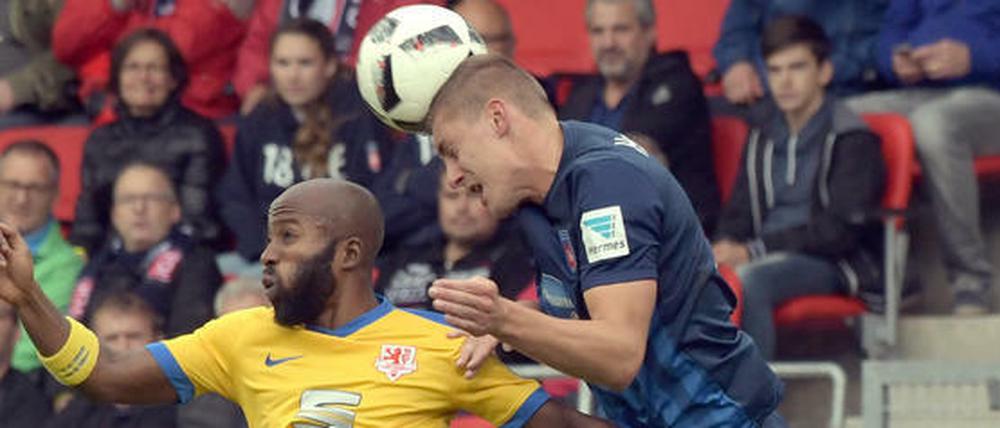 Dominick Kumbela (l.) gelang fü Braunschweig der etwas glückliche Ausgleich.