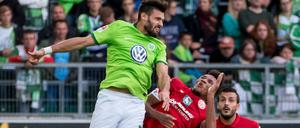 Daniel Caligiuri (l.) zeigt in dieser Szene Sprungvermögen. Seine beiden Mainzer Gegenspieler halten mit Stehvermögen dagegen. 