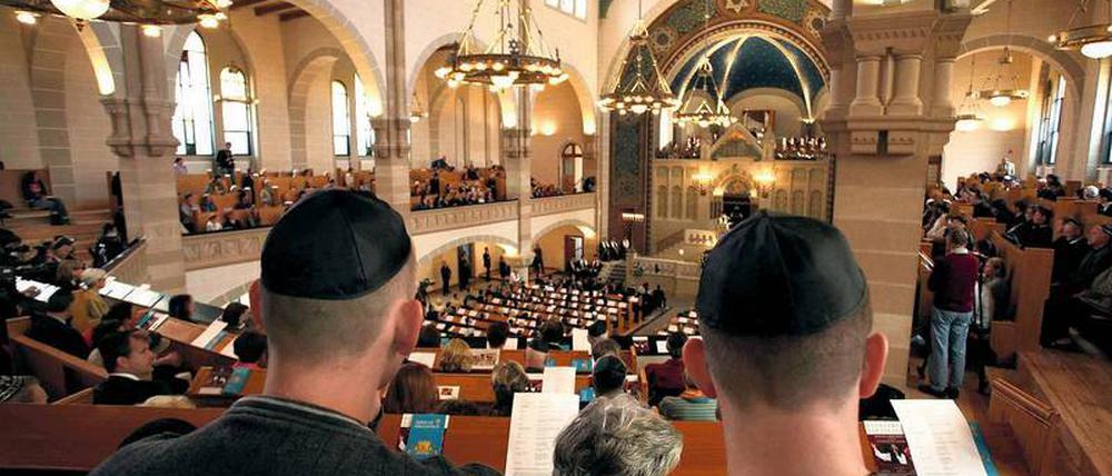 Unheimliche Nähe. Planten die NSU-Terroristen einen Anschlag auf die Synagoge in der Rykestraße? Ein Zeuge will Uwe Mundlos und Beate Zschäpe im Jahr 2000 in der Nähe des größten jüdischen Gotteshauses in Deutschland erkannt haben.