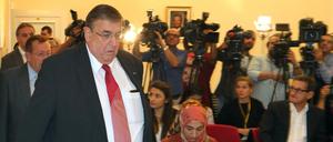 Karl Lamers (vorne l, CDU/CSU) Mitglied des Verteidigungsausschusses des Deutschen Bundestages kommt am Dienstag in der deutschen Botschaft in Ankara (Türkei) zu einer Pressekonferenz.
