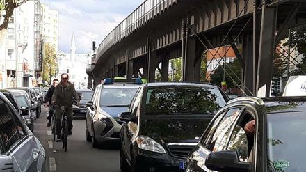 Autos haben absoluten Vorrang in der Skalitzer Straße. zwei Fahrspuren, eine Parkspur. Radfahren müssen sich dazwischen quetschen. 