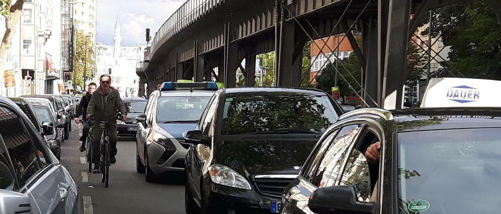 Autos haben absoluten Vorrang in der Skalitzer Straße. zwei Fahrspuren, eine Parkspur. Radfahren müssen sich dazwischen quetschen. 