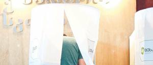 Ein Georgier gibt in Tiflis seine Stimme ab.