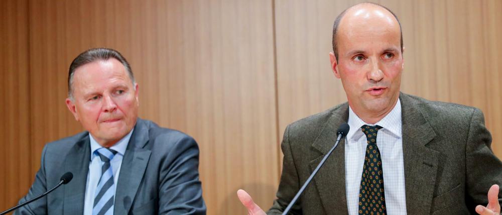 Berlins AfD-Chef Georg Pazderski (links) präsentiert das Neumitglied Nicolaus Fest.