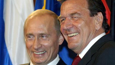 Gerhard Schröder (rechts) und Wladimir Putin im September 2005 bei der Unterzeichnung des Vertrags über den Bau der Ostsee-Pipeline Nord Stream. 