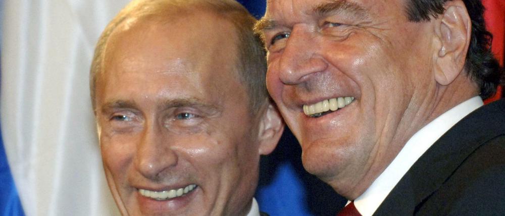 Gerhard Schröder (rechts) und Wladimir Putin im September 2005 bei der Unterzeichnung des Vertrags über den Bau der Ostsee-Pipeline Nord Stream.