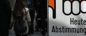 Damit es auch keiner vergisst: Ein großes Hinweisschild erinnerte am 8. März 2016 die Schweizer daran, das sein Bundesreferendum stattfindet.