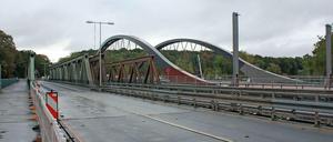 Die neue Brücke (rechts) sollte am 1. November freigegeben werden. Die Behelfsbrücken (links) wird 2017 abgebaut.