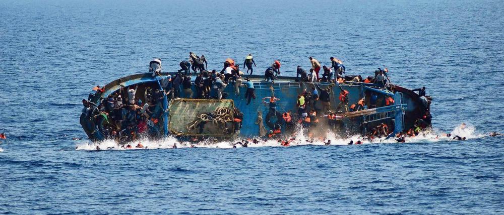 Immer wieder kentern überladene Boote mit Flüchtlingen vor der Küste Libyens - wie hier im März. 