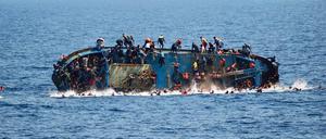 Immer wieder kentern überladene Boote mit Flüchtlingen vor der Küste Libyens - wie hier im März. 