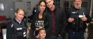 Wieder vereint: Die Bundespolizei Hamburg übergibt den Jungen wieder an seine Eltern.