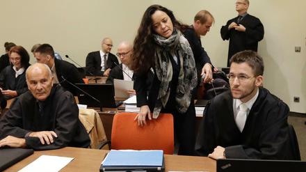 Terrorverdächtige Beate Zschäpe zwischen ihren Verteidigern Hermann Borchert (l.) und Mathias Grasel.