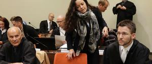 Terrorverdächtige Beate Zschäpe zwischen ihren Verteidigern Hermann Borchert (l.) und Mathias Grasel.