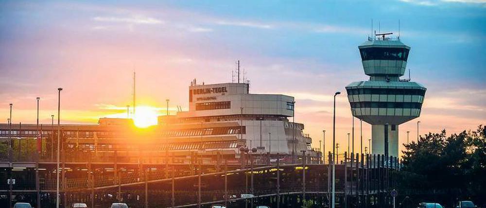 Geht die Sonne über Tegel auf oder unter? Darüber sind sich Politiker, Behörden und Flugexperten uneins.