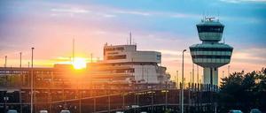 Geht die Sonne über Tegel auf oder unter? Darüber sind sich Politiker, Behörden und Flugexperten uneins. 
