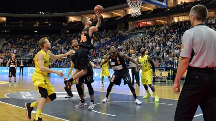 Unsicherheitsabstand. Die Berliner Basketballer lassen ihren Gegenspielern oft noch zu viel Platz, wie hier Niels Giffey (links) dem Ulmer Taylor Braun.