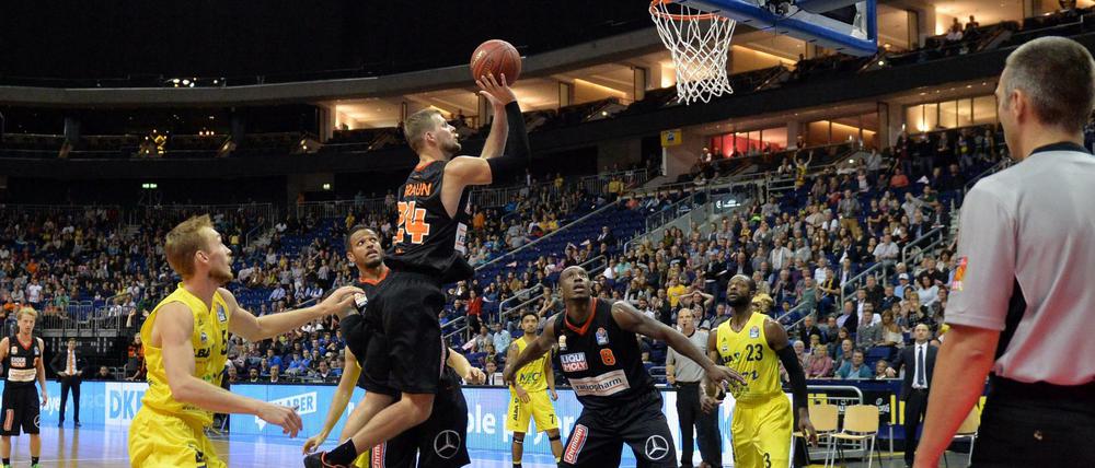 Unsicherheitsabstand. Die Berliner Basketballer lassen ihren Gegenspielern oft noch zu viel Platz, wie hier Niels Giffey (links) dem Ulmer Taylor Braun.
