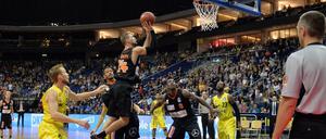 Unsicherheitsabstand. Die Berliner Basketballer lassen ihren Gegenspielern oft noch zu viel Platz, wie hier Niels Giffey (links) dem Ulmer Taylor Braun.