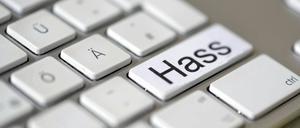 Computertastatur mit dem Wort Hass auf einer Taste. Symbolfoto: Hass und Mobbing im Internet Copyright: epd-bild/JensxSchulze  