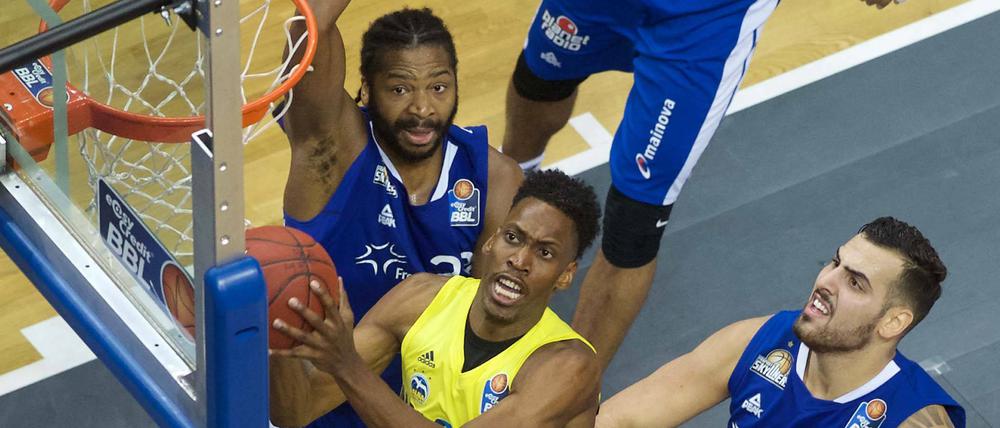 Endlich mal vorbei. Paul Carter und Alba Berlin hatten ansonsten einen schweren Stand gegen Frankfurt in der Offensive.