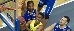 Endlich mal vorbei. Paul Carter und Alba Berlin hatten ansonsten einen schweren Stand gegen Frankfurt in der Offensive.