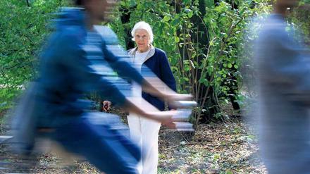  Helga Dederichs auf einem ihrer Spaziergänge im Tiergarten. Die Radfahrer beachten sie kaum – und erschrecken sie, die nicht ausweichen kann. 