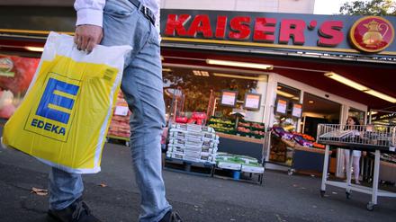 Kaiser's Tengelmann soll an Edeka verkauft werden - die Konkurrenz wehrt sich.