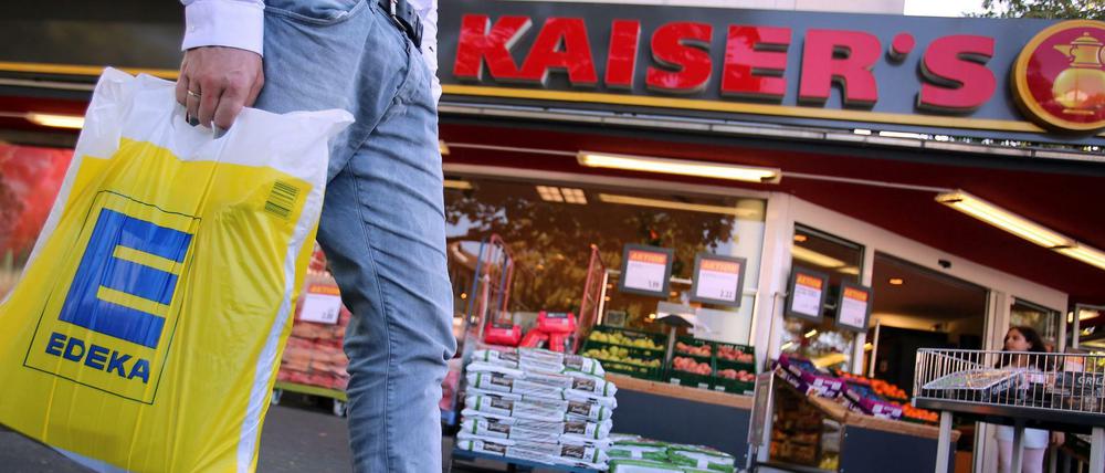 Kaiser's Tengelmann soll an Edeka verkauft werden - die Konkurrenz wehrt sich.