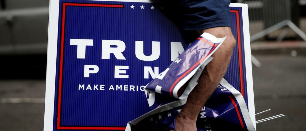 Einpacken? Unterstützer tragen Schilder Trump-Kampagne weg. Der republikanische US-Präsidentschaftskandidat Donald Trump gerät wegen seiner vulgären Äußerungen über Frauen in Bedrängnis.