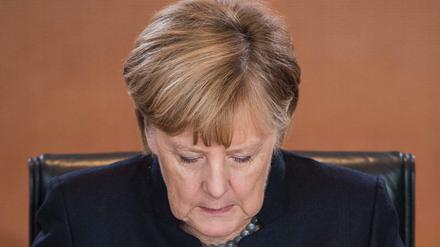 Merkel sichtet etwas. Welche Dokumente sie aber zu Böhmermann gesichtet hat, dürfte nicht mitgeteilt werden, meint die Regierung.
