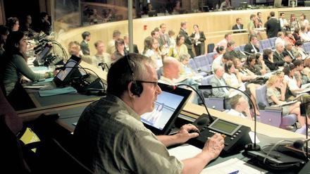 Spontaneität gefragt. Dolmetscher haben keine Zeit, beim Übersetzen von Debatten lange nachzudenken.
