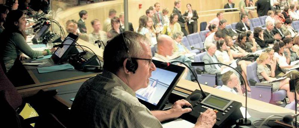 Spontaneität gefragt. Dolmetscher haben keine Zeit, beim Übersetzen von Debatten lange nachzudenken.