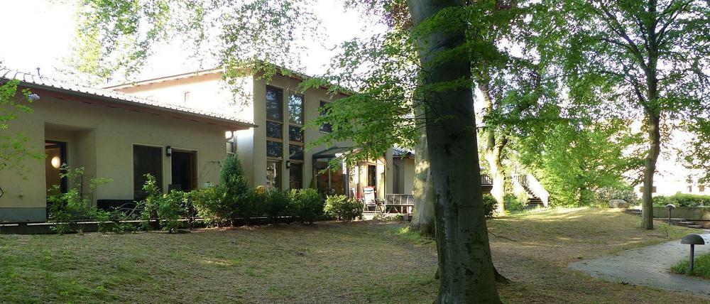 Das Diakonie Hospiz in Wannsee: Die tägliche Arbeit mit sterbenden Menschen und der Umgang mit Leid stellen eine besonders hohe Anforderung an alle Beteiligten dar. Shiatsu-Massagen sollen die Mitarbeiter energetisieren und ihnen dabei helfen, sich auch wieder auf sich selbst zu besinnen