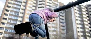 Ausgrenzung durch ein Leben am Existenzminimum betrifft in Berlin ein Fünftel der Bevölkerung, vor allem Migranten und Kinder. 