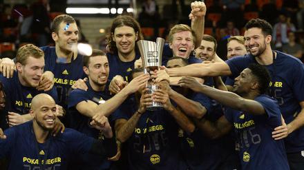 Alle Jahre wieder? Albas Spieler holten 2016 in München den Pokal.