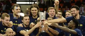 Alle Jahre wieder? Albas Spieler holten 2016 in München den Pokal.