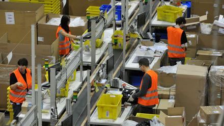 In Betrieben mit mehr als 200 Mitarbeitern wie hier bei Amazon sollen künftig alle das Recht haben zu erfahren, wie viel die Kollegen verdienen. 