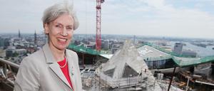 Barbara Kisseler posiert 2013 auf der Baustelle der Elbphilharmonie in Hamburg. Die Kultursenatorin Barbara Kisseler ist tot. Die Politikerin ist bereits am 07.10.2016 im Alter von 67 Jahren an einer schweren Krankheit gestorben.