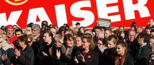 Angestellte der Kaiser·s Tengelmann GmbH sind bei einer Betriebsversammlung des Logistikzentrums in Viersen. 