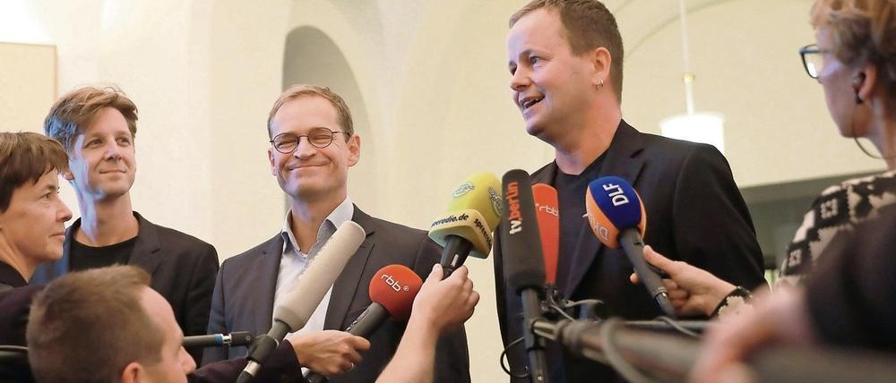 Einer fehlt: Neben Daniel Wesener (Grüne), SPD-Landeschef Michael Müller und Klaus Lederer (Linke, v.l.) hat auch SPD-Fraktionschef Raed Saleh was zu sagen.