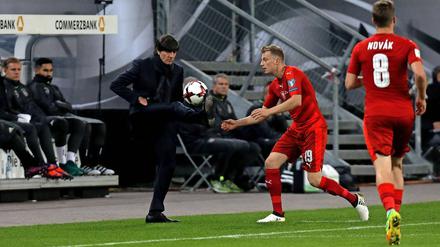 Die Mannschaft staunt, der Gegner wundert sich. Joachim Löw demonstriert vor der deutschen Bank Kunst am Ball.