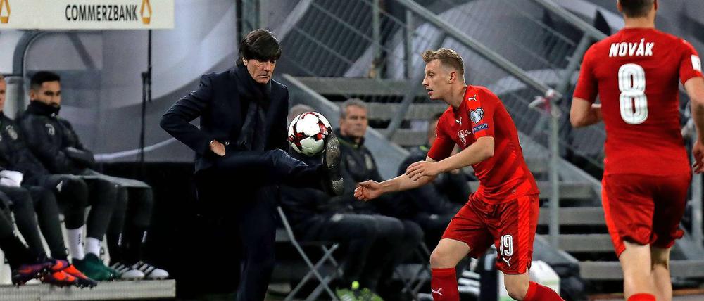 Die Mannschaft staunt, der Gegner wundert sich. Joachim Löw demonstriert vor der deutschen Bank Kunst am Ball.