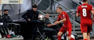 Die Mannschaft staunt, der Gegner wundert sich. Joachim Löw demonstriert vor der deutschen Bank Kunst am Ball.