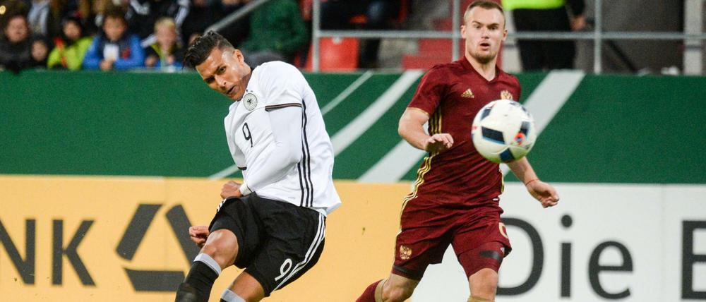 Davie Selke (l) von Deutschland trifft zum 3:1 gegen Russland.